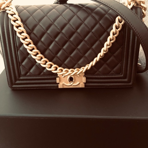 New CHANEL  Quilted Medium Boy Flap Shoulder Bag with Gold Chain. - Picture 2 of 13